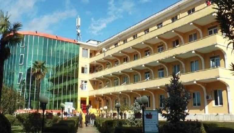 MERR FLAKË KABINA ELEKTRIKE TE SSPITALI “SHEFQET NDROQI”/ Zjarri prek dhe godinën. Policia…