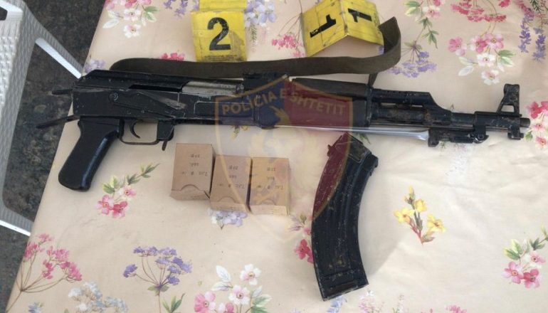POLICIA PARANDALON NJË VRASJE/ Dy vëllezër dhunojnë keq vjehrrin e motrës së tyre dhe shkojnë të marrin armën