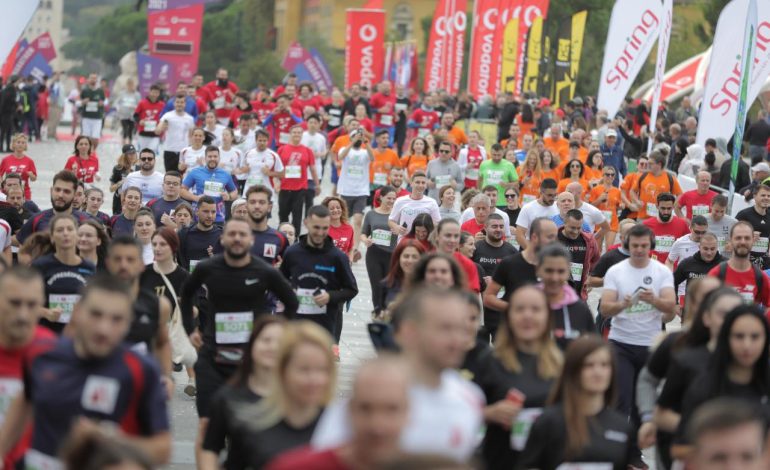 PUBLIKOHEN PAMJET/ Momenti kur 2500 vrapues nisin maratonën nga sheshi “Skënderbej” (VIDEO)