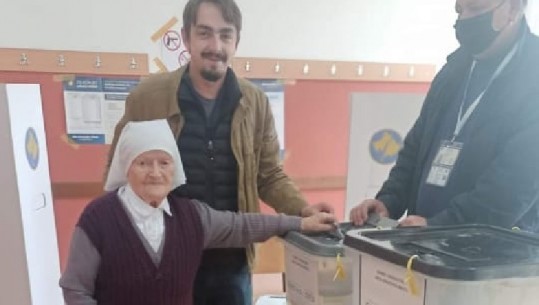 NUK HUMBI MUNDËSINË PËR TË VOTUAR/ Njihuni me votuesen më të vjetër në zgjedhjet lokale të Kosovës