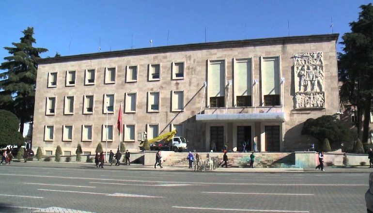 MERRET VENDIMI! Rritet me 10% ndihma ekonomike! Nga 1 janari mjekët dhe infermierët sërish rritje rroge me 6%