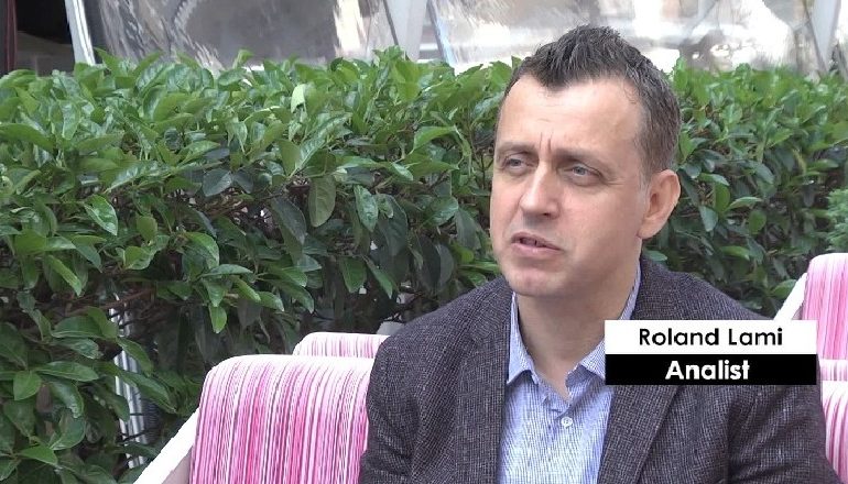 ARRESTOHET ANALISTI/ Humbi kontrollin e mjetit në gjendje të dehur dhe u përplas me derën e një biznesi