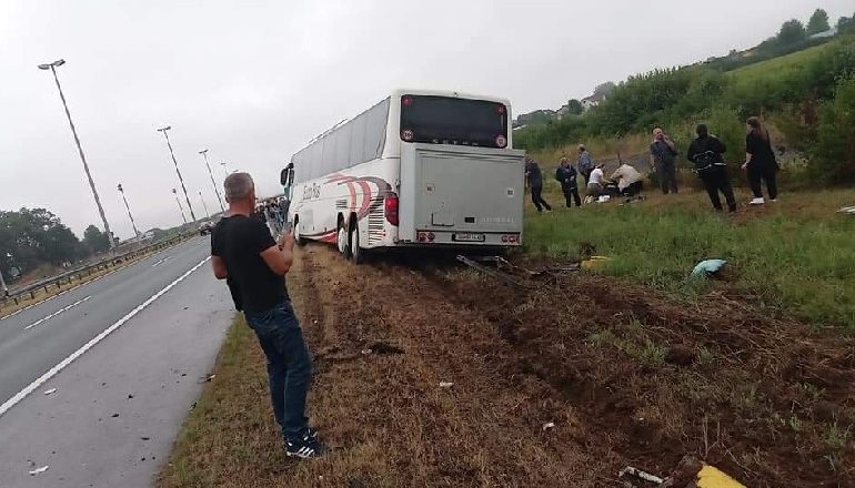 AKSIDENT NË GJIROKASTËR/ Autobusi i linjës Libohovë-Tiranë del nga rruga, plagoset pasagjerja
