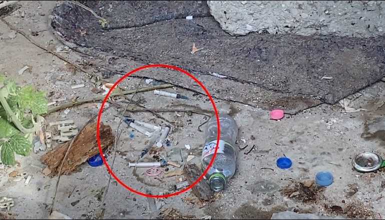 SHTËPITË E BRAKTISURA, FOLE PËR TË DROGUARIT NË VLORË/ Qytetarët: Këtu ka vdekur një i ri…