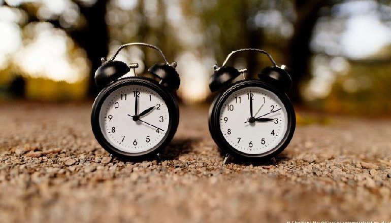 RIKTHIMI NË ORËN DIELLORE/ Analiza e Deutsche Welle: Grindja për ndërrimin e orës në BE