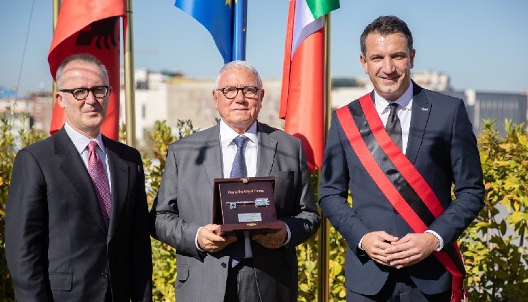 “KA LËNË NJË HAPSIRË TË ÇMUAR…”/ Veliaj i jep Çelësin e Tiranës Prokurorit të Antimafias Francesco Mandoi