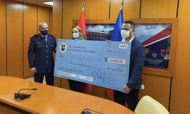U VRA NE KRYE TË DETYRËS/ Trupa policore shqiptaro-amerikane i jep 15 mijë dollarë familjes së Saimir Hoxhës