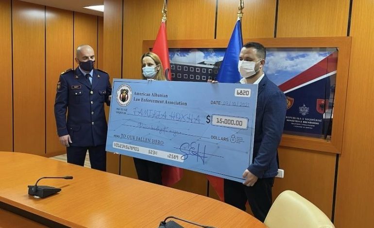 U VRA NE KRYE TË DETYRËS/ Trupa policore shqiptaro-amerikane i jep 15 mijë dollarë familjes së Saimir Hoxhës