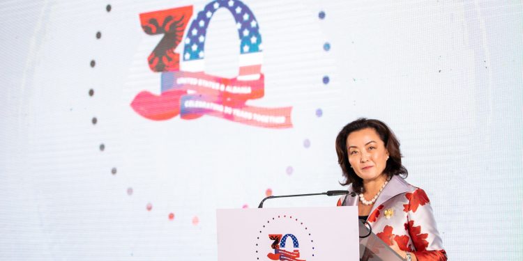 “TË ECIM KRAH PËR KRAH”/ 30-vjetori i rivendosjes së marrëdhënieve SHBA-Shqipëri, MESAZHI i Yuri Kim