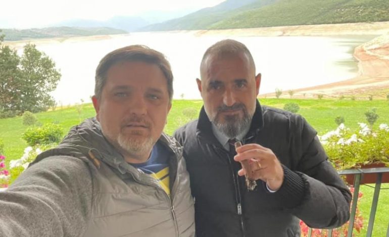 “FOLTORJA” E BERISHËS/ Dy “strategët”, Çim Peka e Julian Deda nuk e lënë vetëm, nisen drejt Kukësit