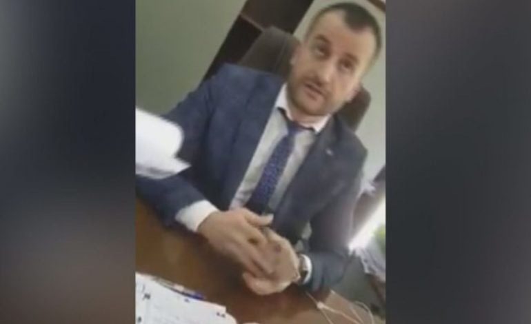 ARRESTIMI I ISH-KREUT TË KADASTRËS NË VLORË/ Policia zbardh DETAJET: Në banesën në Tiranë i gjetëm 65 mijë euro