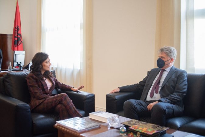 PROGRES RAPORTI I KE/ Spiropali pret ambasadorin e Austrisë: Vullnet për të votuar në Kuvend zgjatjen e mandatit të KPK dhe KP