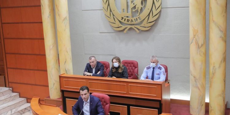 “NUK HEQIM TVSH, BËJMË RIMBURSIM…”/ Veliaj takim me përfaqësuesit e transportit publik