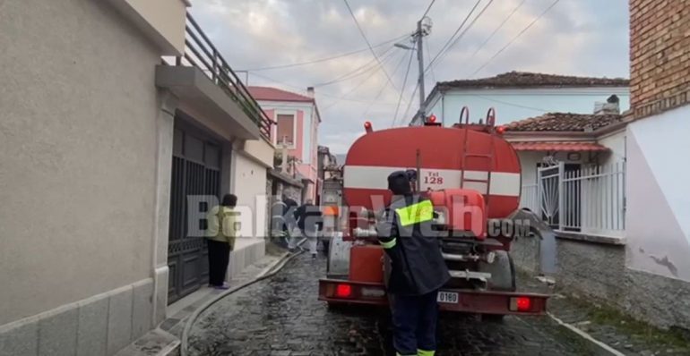 DETAJET E FUNDIT/ Përfshihet nga FLAKËT banesa në Korçë, 3 të lënduar, humb jetën një person (EMRI)