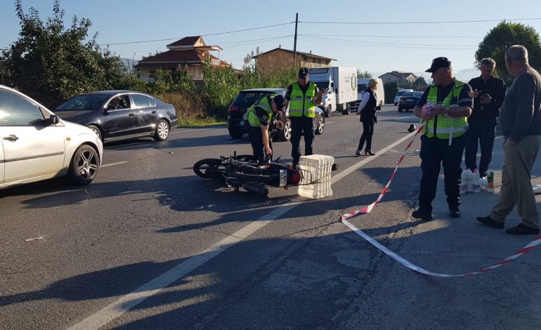 AKSIDENT NË ELBASAN/ Makina përplas motorin, një i plagosur (VIDEO)