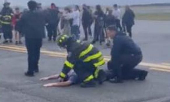PANIK NË AEROPORTIN E NJU JORKUT/ I dyshuari arrestohet në mes të pistës, çfarë iu gjet brenda çantës