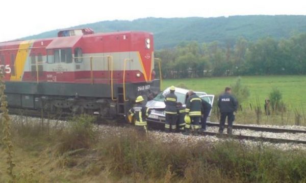 E RËNDË/ Treni përplaset me makinën në Kosovë, të paktën 6 të plagosur
