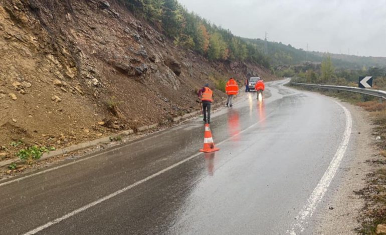RËNIE GURËSH NË DISA ZONA NGA MOTI I KEQ/ ARRSH apel shoferëve: Udhëtoni me kujdes