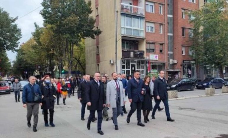 ZGJEDHJET LOKALE NË KOSOVË/ Pjesëtarë të Listës Serbe u drejtohen bashkërisht kutive të votimit