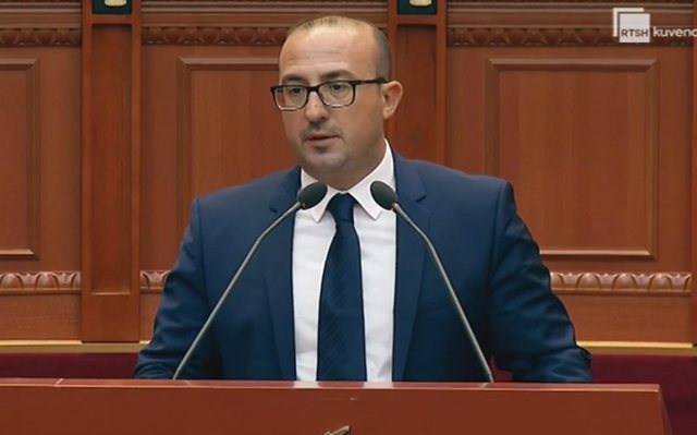 “MORI 1 MILION LEKË RYSHFET…”/ Del dhe qan hallet e popullit, por ja si deputeti i PD-së u denoncua nga Fiks Fare në 2019