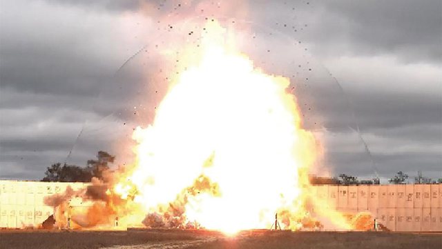 SHBA TESTON “PENETRATOR”/ Bomba që shkatërron tunele e fortifikime nëntokësore (FOTO)