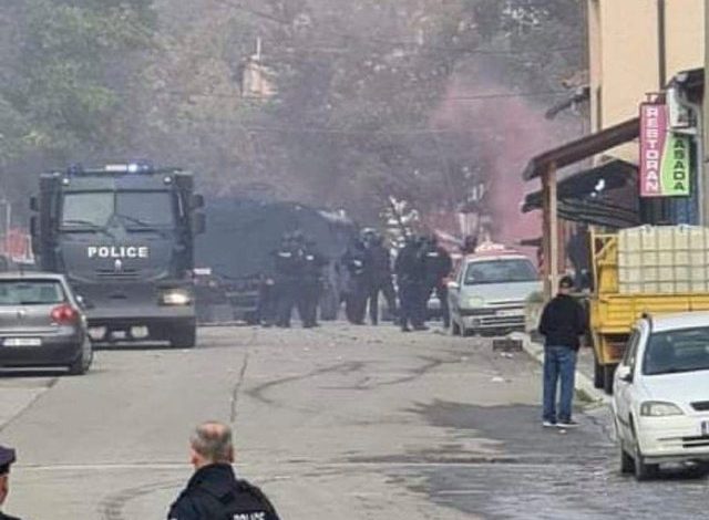 TENSIONE NË VERI TË KOSOVËS/ Qytetarët serbë sulmojnë me grushte policinë vendase (VIDEO)