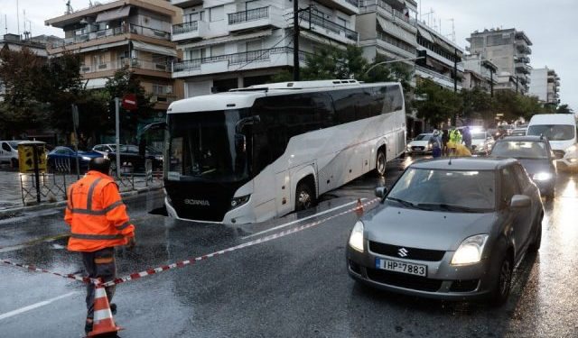 MOTI I KEQ/ Hapet papritur gropa në mes të rrugës në Selanik, “përpin” autobusin me pasagjerë