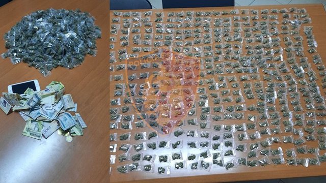 SHPËRNDANTE LËNDËN NARKOTIKE ME MAKINË/ 40-vjeçari kapet me doza droge gati për shitje