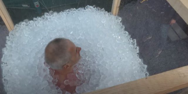 THYEN REKORDIN BOTËROR/ Burri qëndron i zveshur në akull 3 orë (VIDEO)