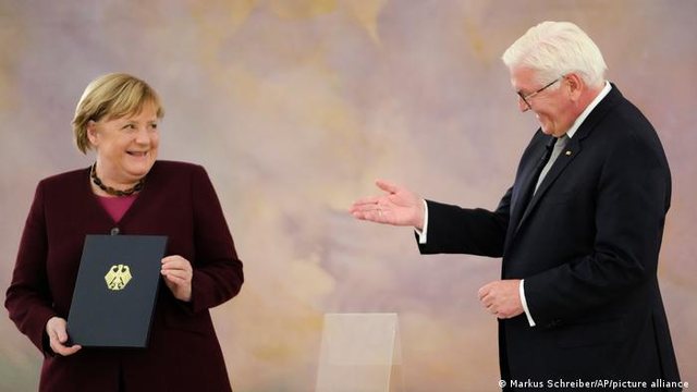 FUNDI I EPOKËS MERKEL/ Presidenti i jep kancelares certifikatën e lirimit