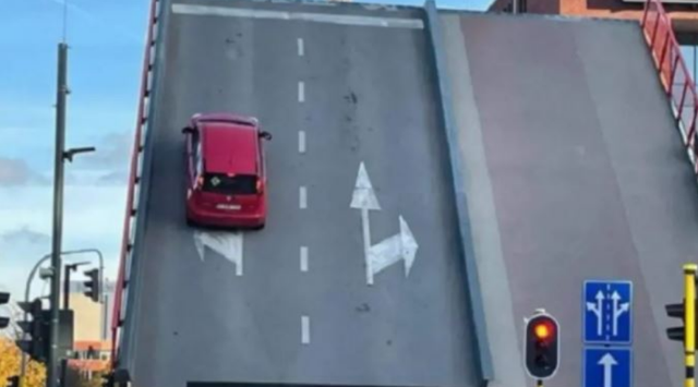 MOMENTI I FRIKSHËM/ Makina me familjen brenda përmbyset nga ura që po ngrihej (VIDEO)