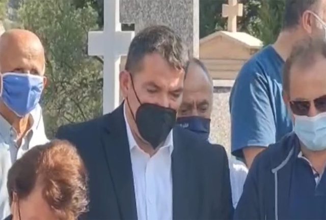 PAMJET/ Përcillet për në banesën e fundit nëna e Pirro Dhimës! Sportisti shfaqet në varreza