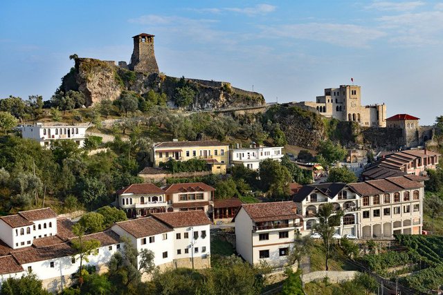 NDËRPRITET UJI NË KRUJË/ Dyshohet si shkaku i helmimit të dhjetra qytetarëve