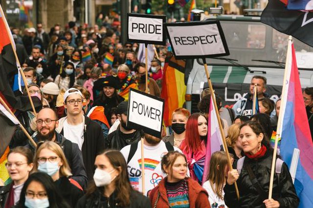 SKOCIA I DEL NË MBROJTJE LGBTI-SË/ Fshin fjalën “nënë” nga dokumentet zyrtare