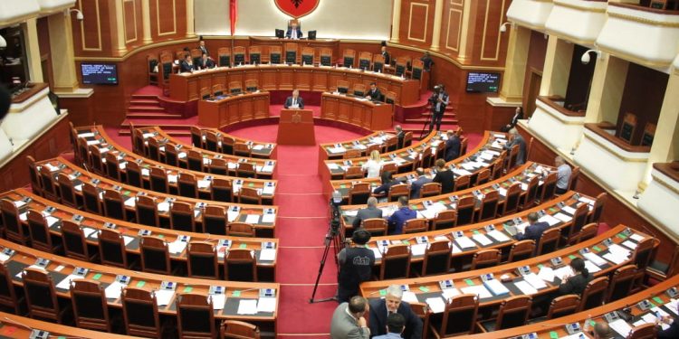 “BUXHETI I SHTETIT 2022″/ Qeveria dërgon projektligjin në Kuvend, sa rriten pagat gjatë vitit të ardhshëm