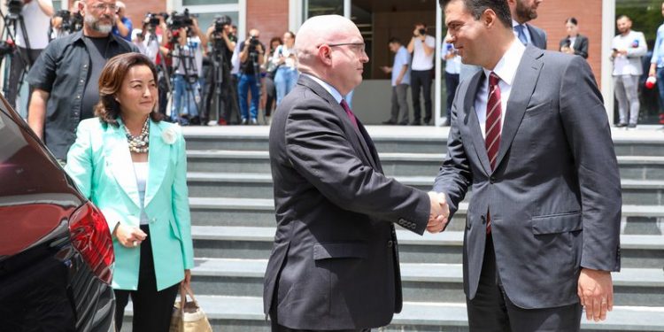 AMERIKANËT SËRISH NË ZYRËN E BASHËS/ Delegacioni nga Senati shoqërohet nga Yuri Kim
