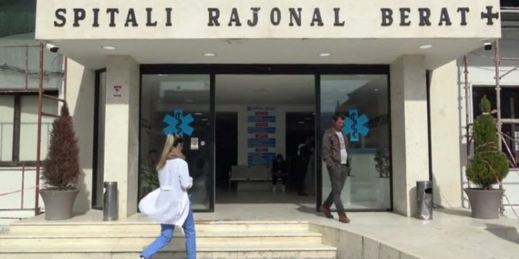 E RËNDË/ Një grua gjendet e pajetë në banesën e saj në qytetin e Beratit