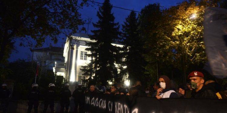 SËRISH TENSIONE? Serbët demonstrojnë para ambasadës shqiptare në Beograd