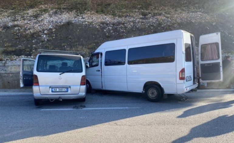 AKSIDENT I RËNDË NË LIBRAZHD/ Minibusi përplaset me furgonin. Vdes 60 vjeçari, plagosen 4…