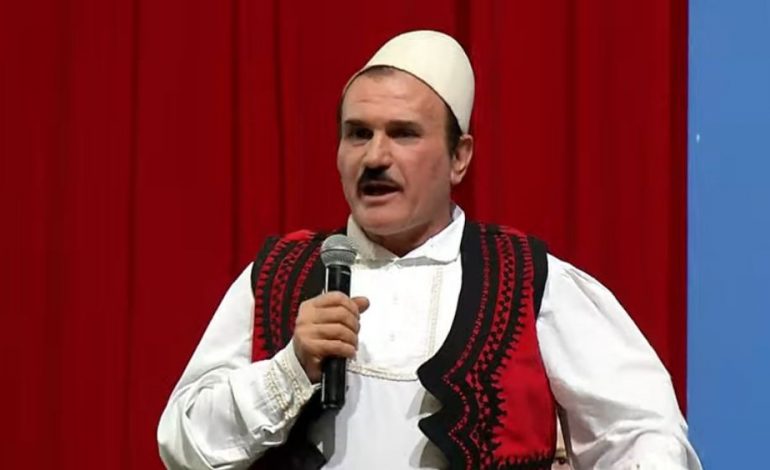 “FOLTORJA”/ Lezhjani me kostum kombëtar: Sali Berisha është princi që themeloi PD! Ata që s’vijnë…