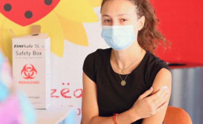 “MOS RREZIKONI TË TJERËT”/ Manastirliu apel studentëve, tetori muaj i hapur për vaksinimin