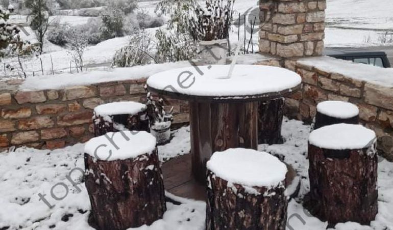 VIDEOLAJM/ Ulen temperaturat, Korça “zgjohet” e zbardhur nga dëbora