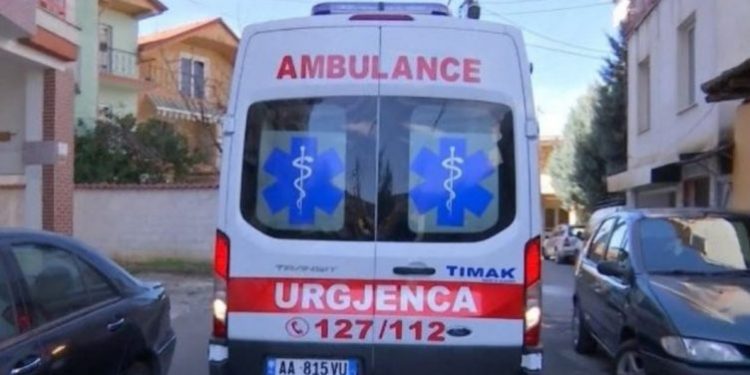 E RËNDË NË BERAT/ Vetëhelmohet një grua, humb jetën rrugës për në spital