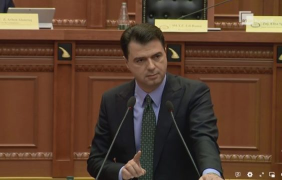 RAMA LARGOHET NGA KUVENDI/ Basha: Shko qetësohu në dhomën ngjitur dhe shiko cilësinë e “miellit”