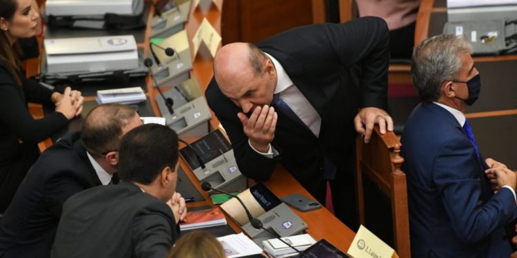 URDHËR DEPUTETËVE/ Zbardhet mesazhi i Rushajt për votimin e borxhit 700 milionë Euro