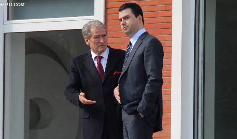 LUFTA BERISHA-BASHA EDHE NË RRJETET SOCIALE/ Për një ditë u blenë 54 mijë ndjekës të huaj në “Facebook”