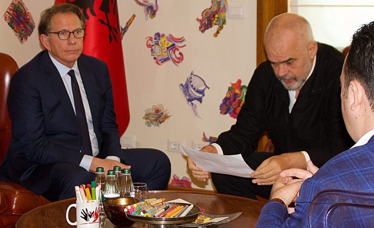 FOTOLAJM/ Dy fëmijët nga Afganistani surprizojnë Kryeministrin Rama me pikturën e veçantë