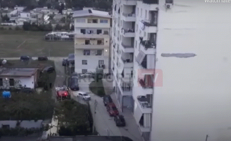 ZJARRI NË ASTIR/ Policia jep DETAJET: Gruaja tentoi t’i shpëtonte flakëve duke u hedhur nga dritarja, ndërroi jetë, i biri…