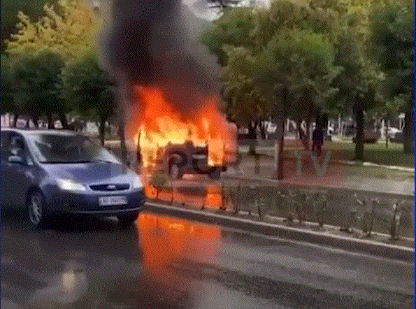 PAMJET/ Përfshihet nga flakët një automjet në ecje, tymi masiv “pushton” qendrën e Elbasanit