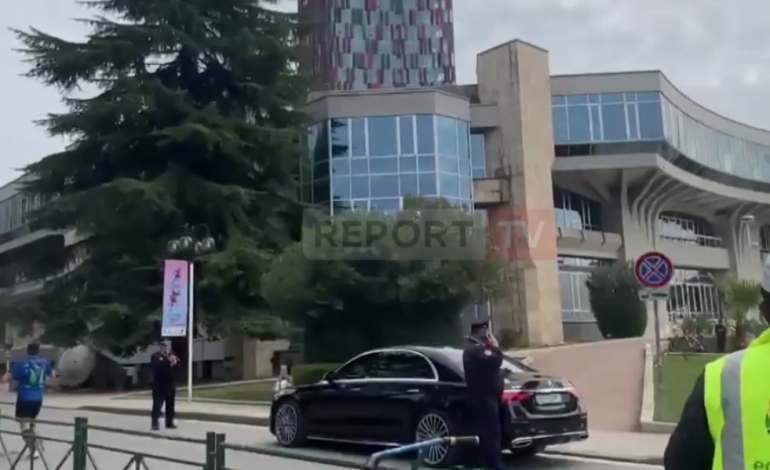 POLICIA NDALON MAKINËN LUKSOZE/ Thyen kordonin policor duke rrezikuar jetën e vrapuesve në maratonë